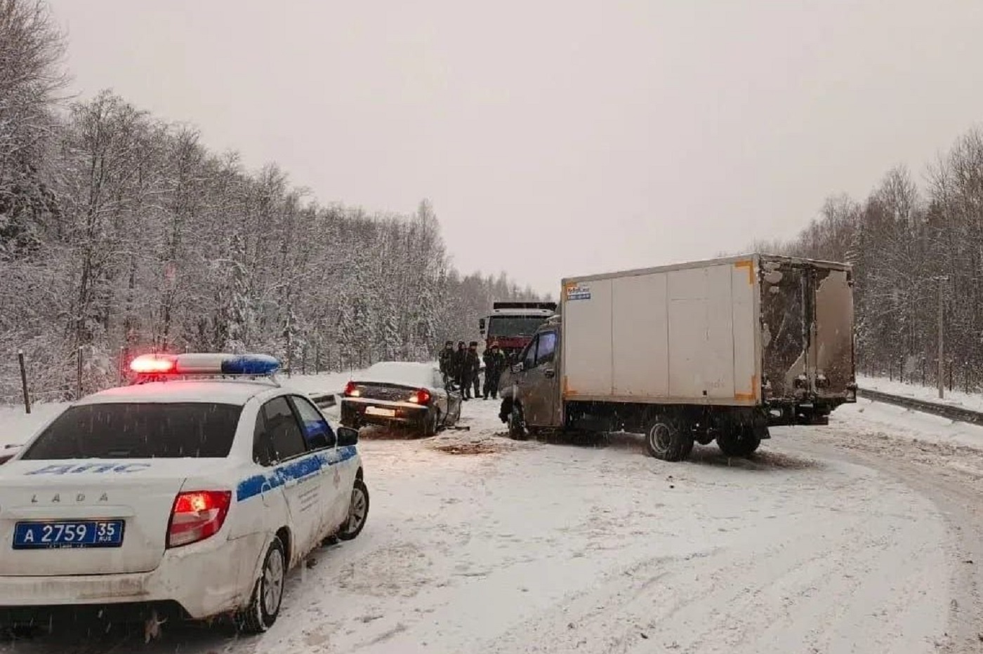 Сразу три автомобиля столкнулись под Шексной