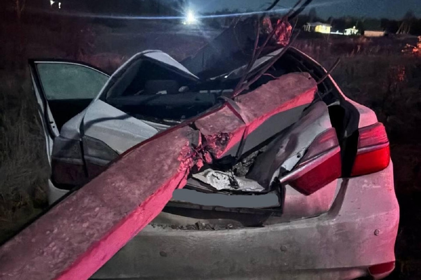 Под Вологдой японский седан снес опору ЛЭП