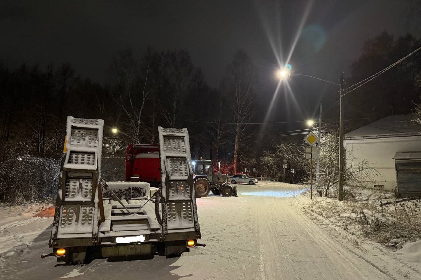 Под Вологдой трактор без водителя наехал на пешехода и врезался в грузовик