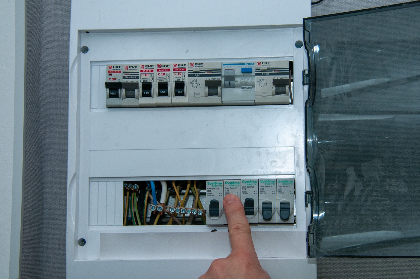 Энергетики назвали самых крупных должников среди управляющих компаний за электричество