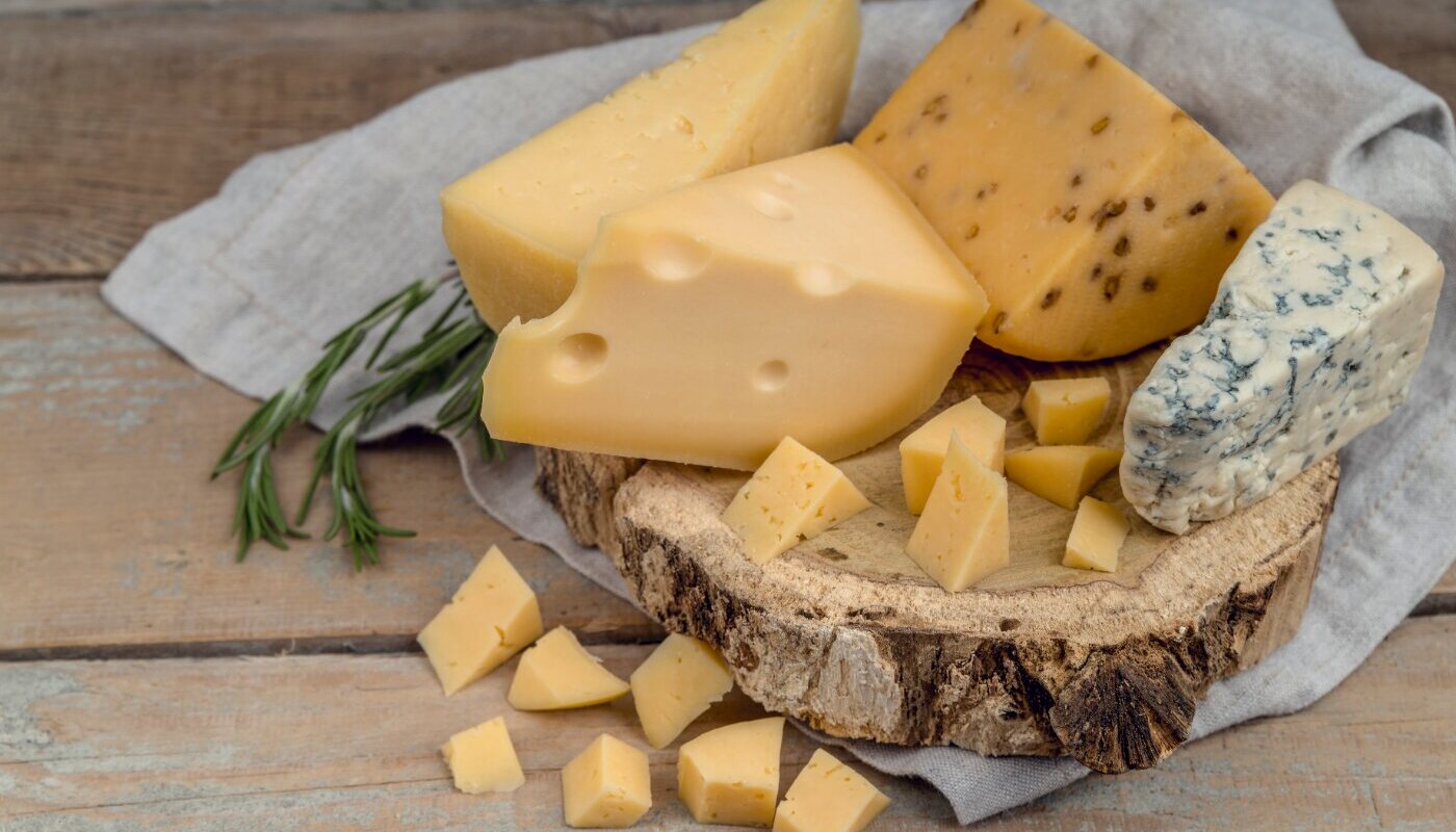 Почему сыр портится сразу после вскрытия и как это остановить: один раз заверни — и ешь две недели