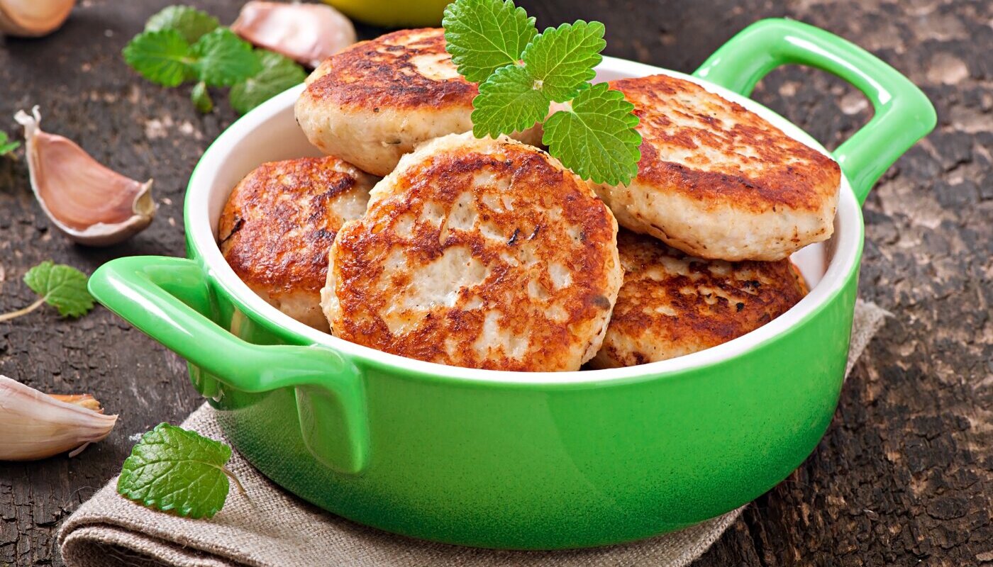 Как из 500 г фарша получить целую гору нежнейших котлет: рецепт из 90-х, который до сих пор популярен