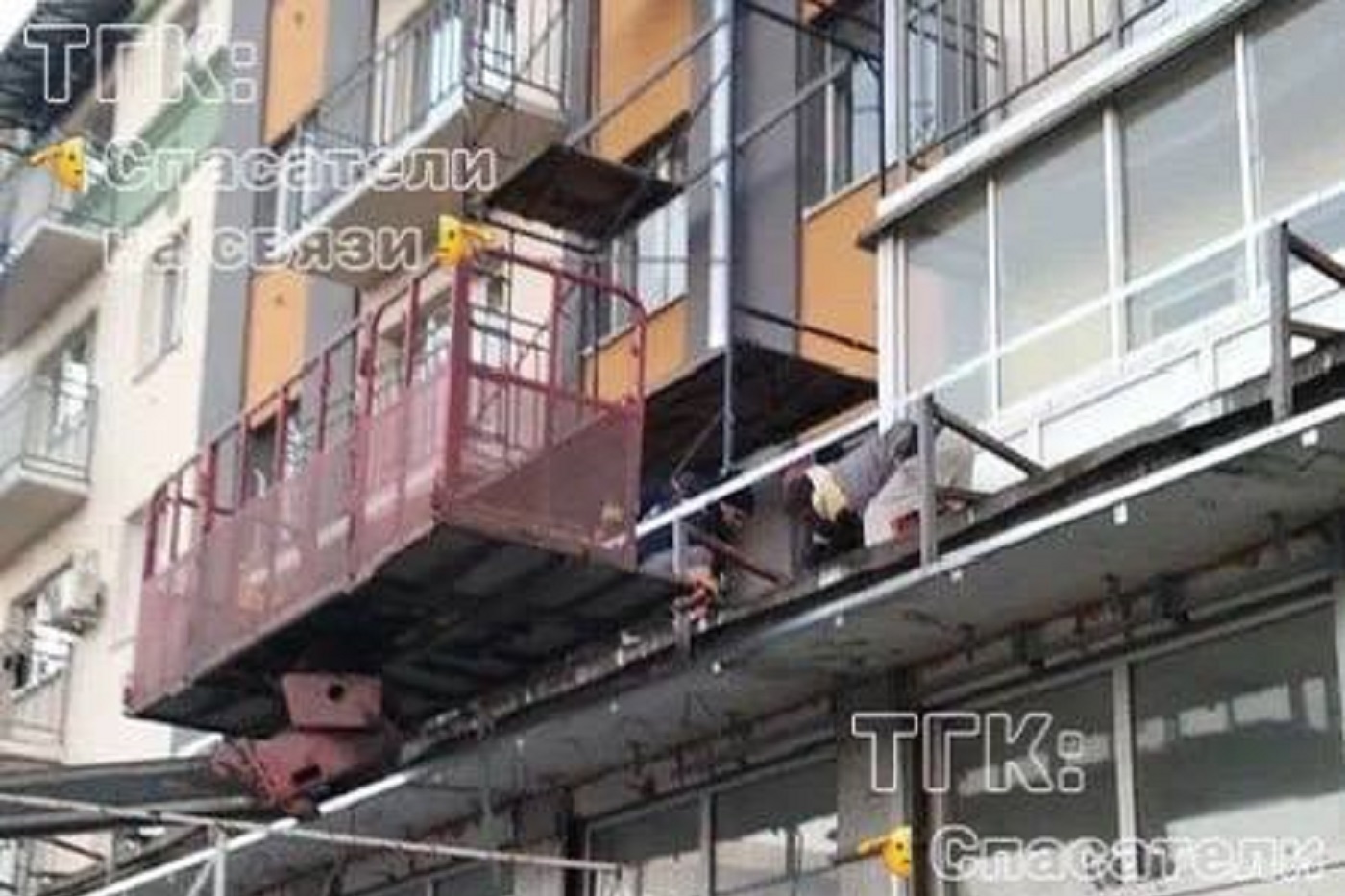 Рабочий получил травмы при разборе строительных лесов в центре Вологды