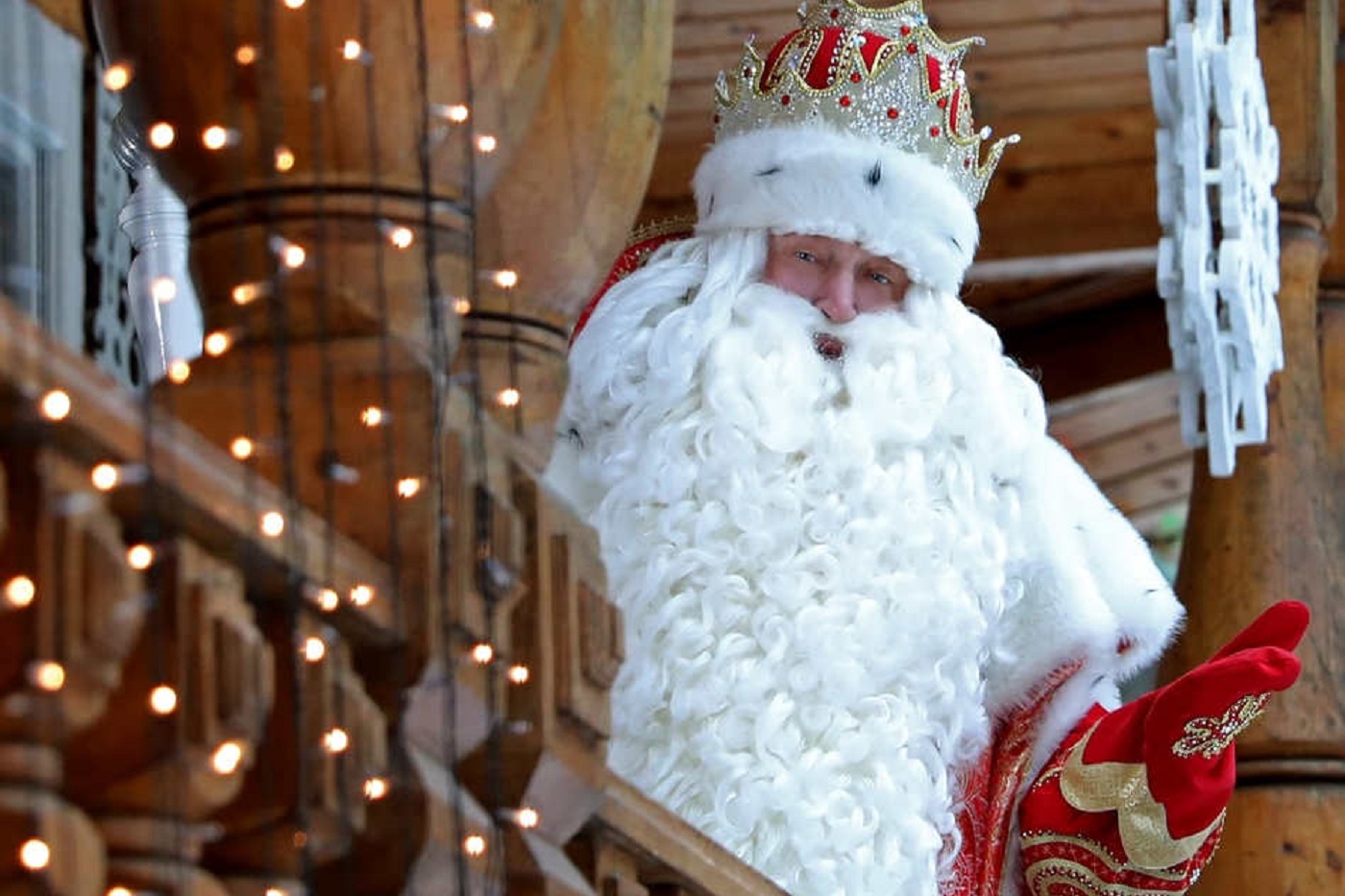 Дед Мороз зажег первую в России новогоднюю елку