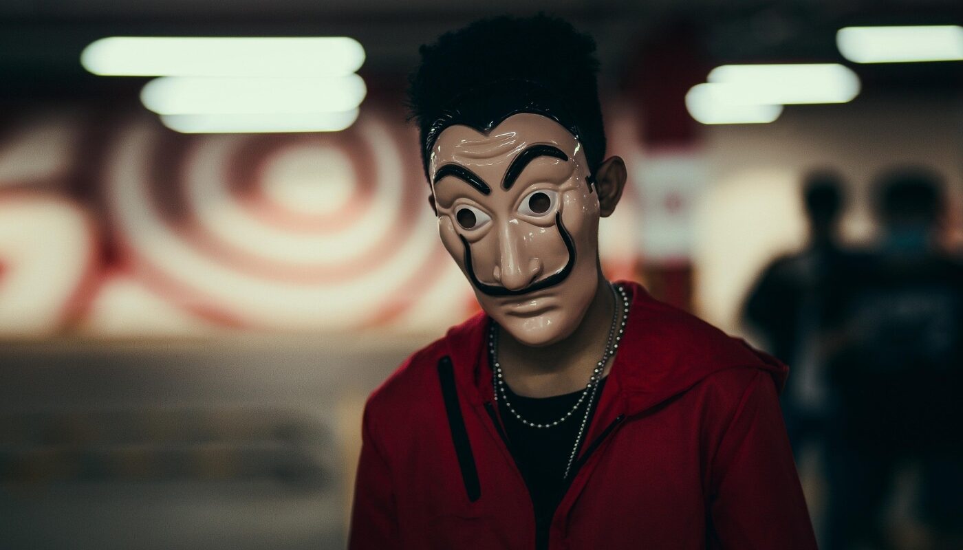 Минус 700 тысяч из семейного бюджета: 12-летняя девочка стала жертвой хитрых аферистов