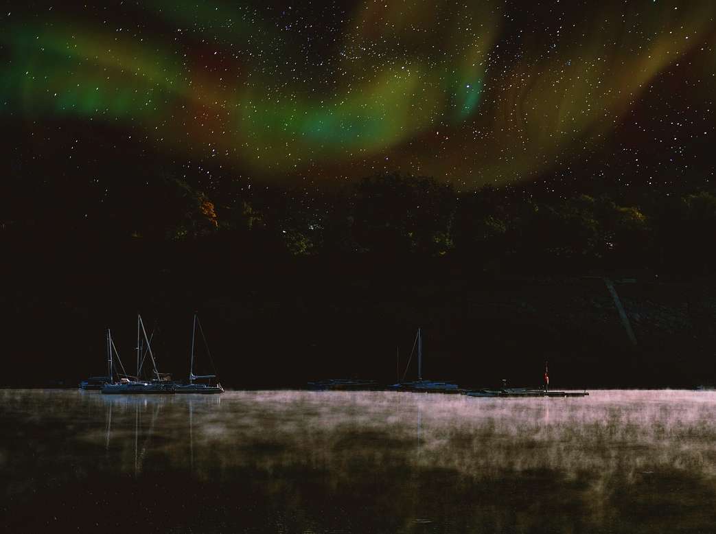 «Каннибальский» удар Солнца 12-13 ноября: магнитная буря G4/G5 «зажгла» небо над Россией и миром – где увидеть полярное сияние