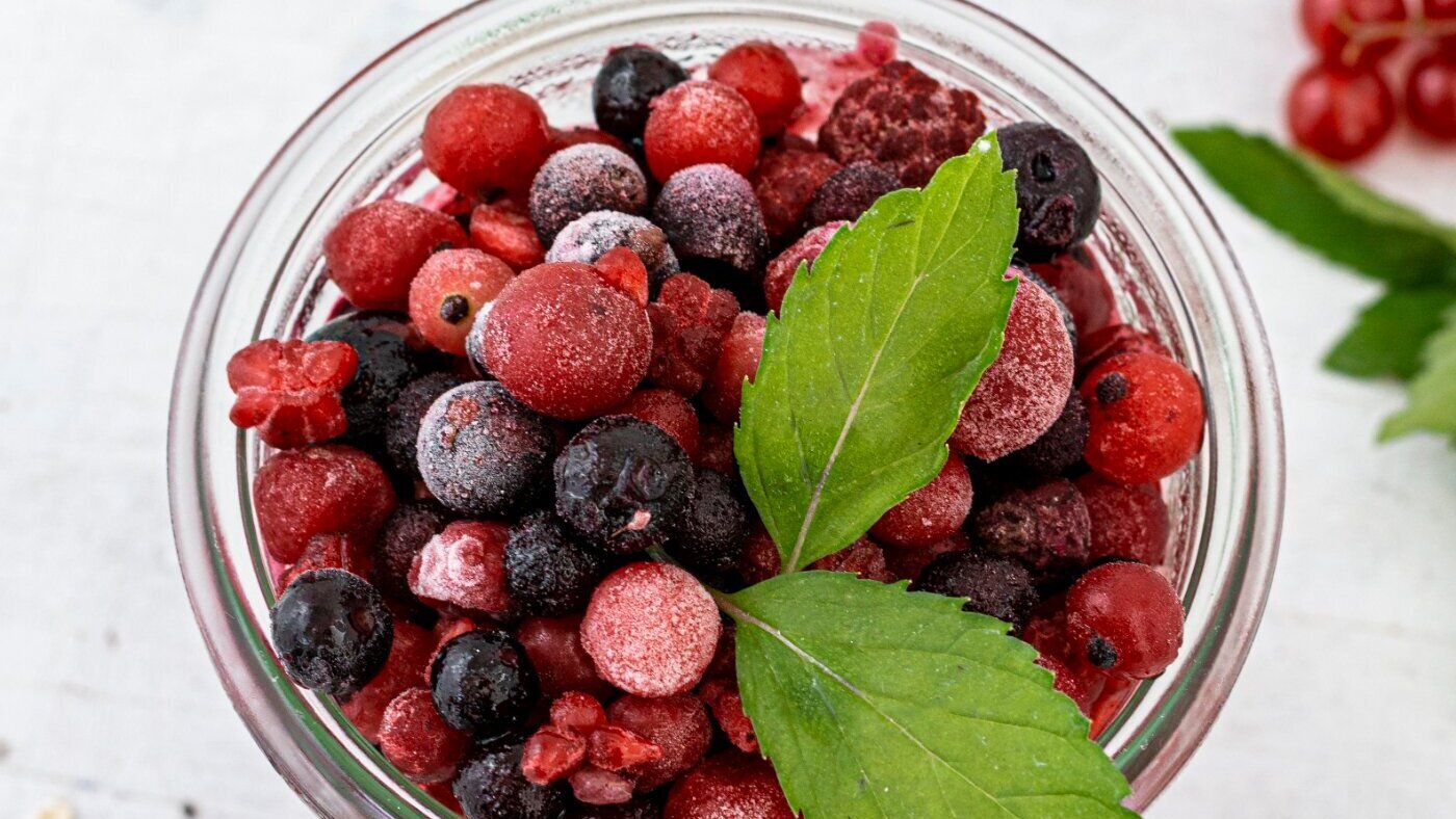 Какие замороженные ягоды и фрукты полезнее свежих: не выбрасывайте деньги на ветер
