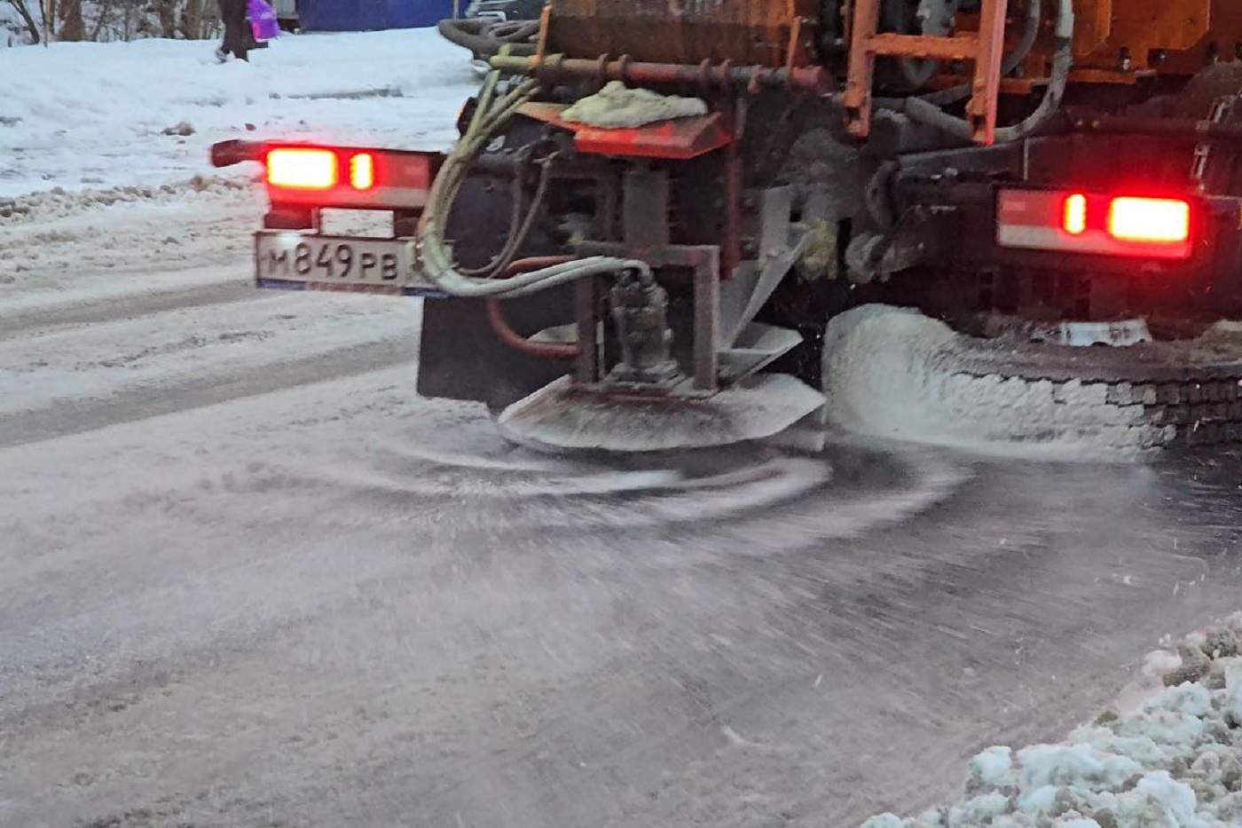 В Вологде для уборки снега на улицы вышла дополнительная техника