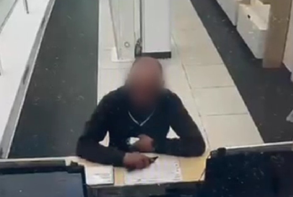 В Вологде дерзкий мужчина ограбил салон связи