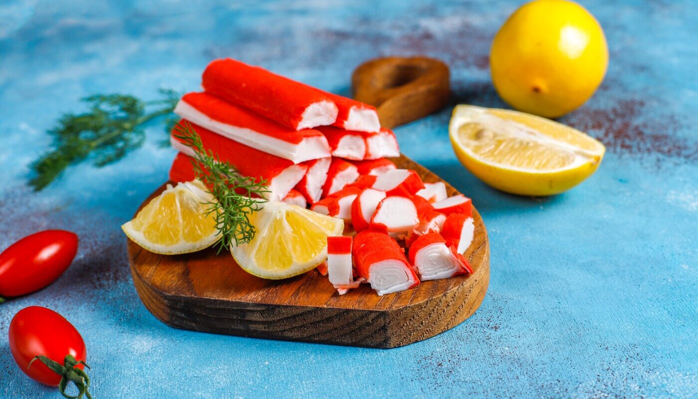 Крабовые палочки на новый лад: 5 салатов без риса и кукурузы, которые вас удивят