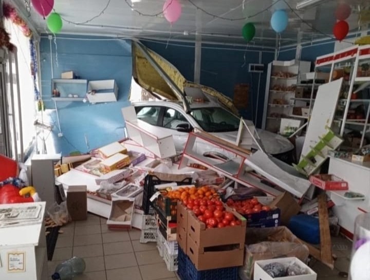 В Новый год житель Белозерска заехал в магазин на автомобиле