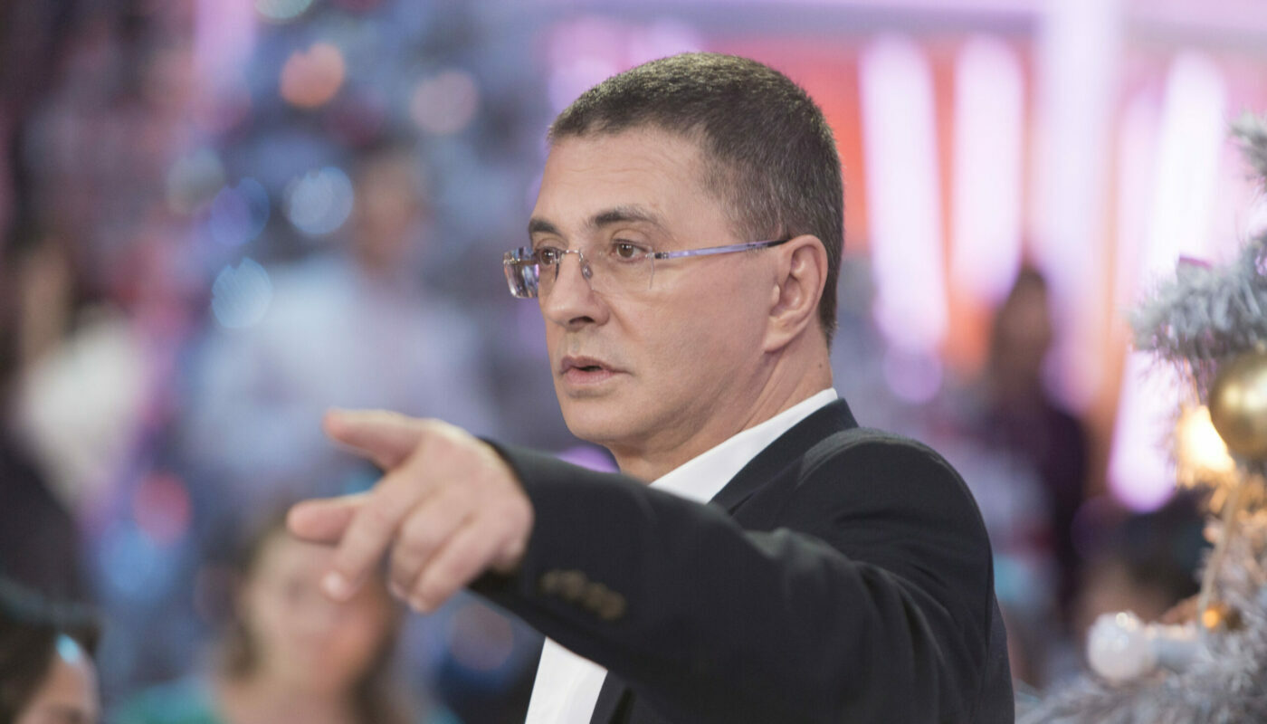 «Захлебнитесь водой и лечитесь мочой»: доктор Мясников дал неожиданные рекомендации
