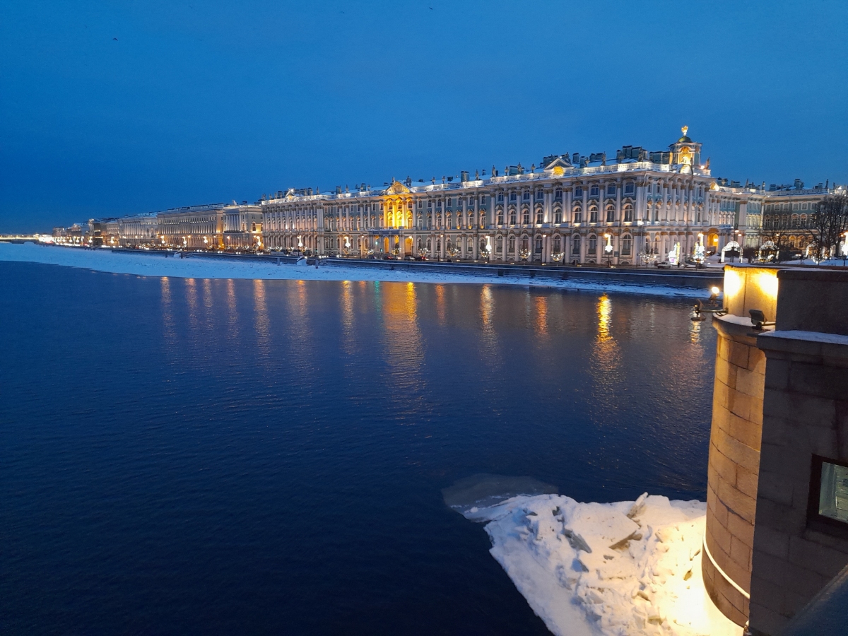 В Петербурге впервые запустили зимние прогулки по Неве