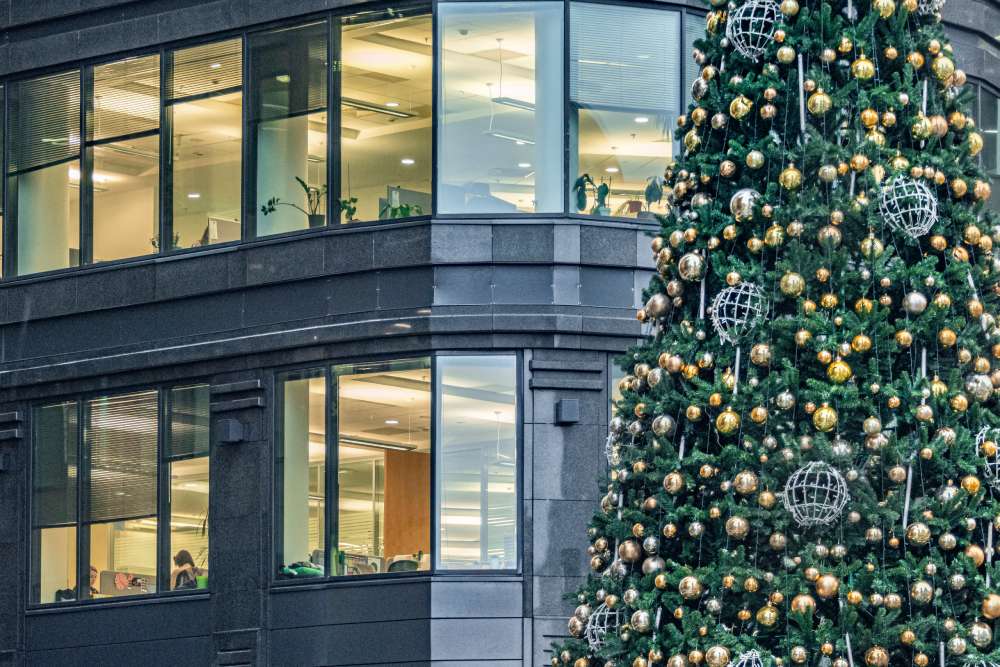 Штраф до 400 т.р. и лишение свободы: работодателей ждут большие проблемы за привлечение к работе в Новый год