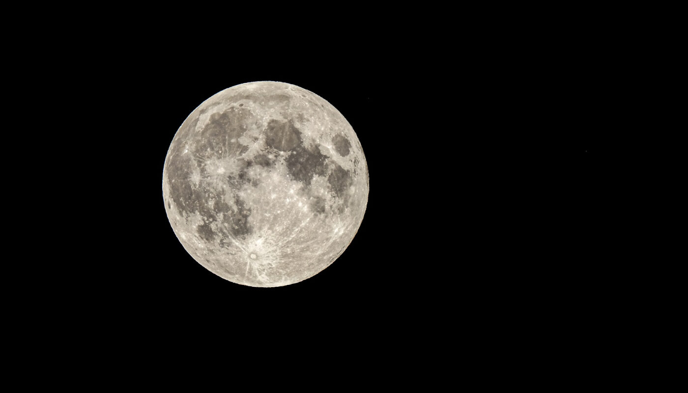 На Луне найдено ценное вещество, которое является редкостью на Земле