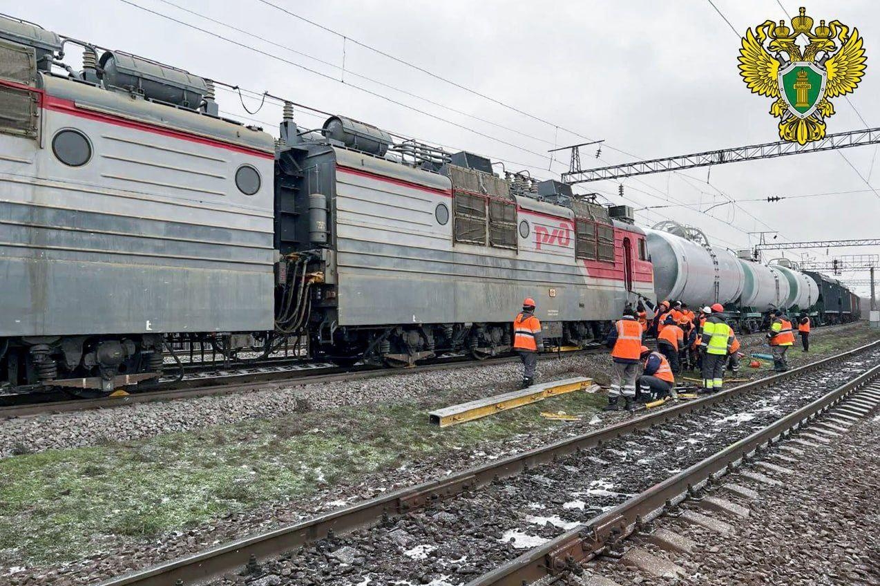 Более 25 ж/д составов стоят из-за сошедшего с рельс поезда на Юге России