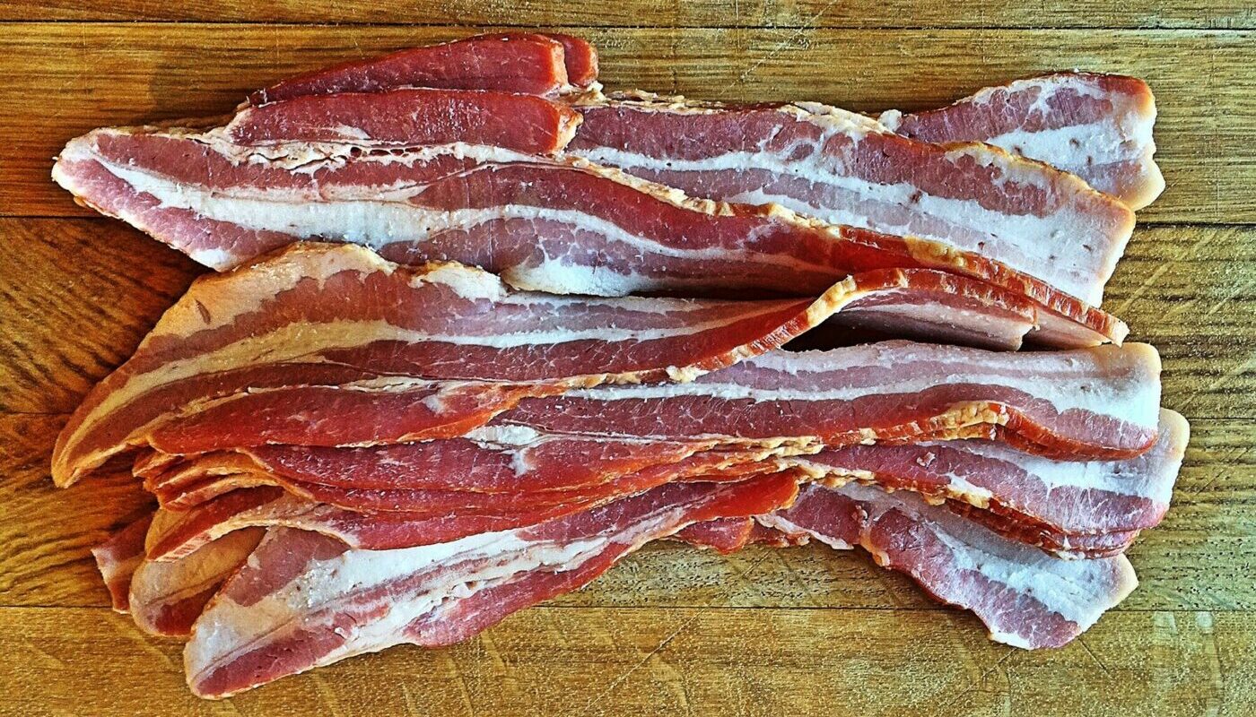 Настоящий деликатес для мужчин: новогодний бекон домашнего пряного посола за 4 дня