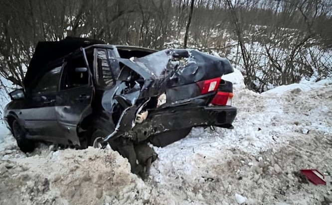 Под Вологдой водитель разбил машину из-за открывшегося багажника