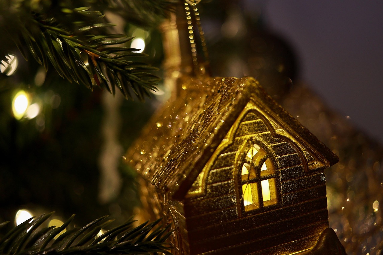 Как украсить ёлку к 2026-му и задобрить Красную Огненною Лошадь: простые советы, которые работают