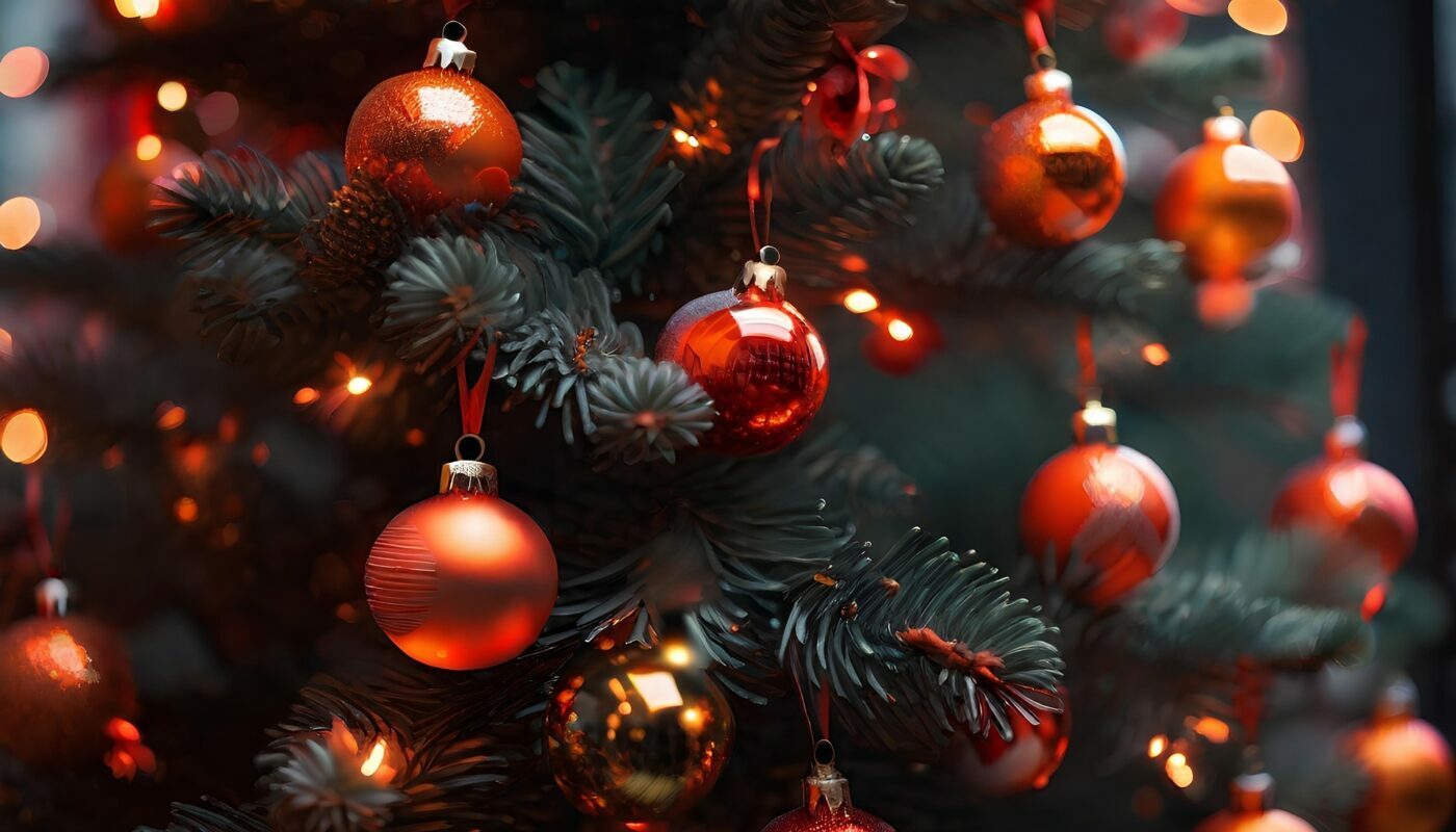 Приманит удачу и финансовое благополучие: эти предметы следует повесить на елку в Новый год