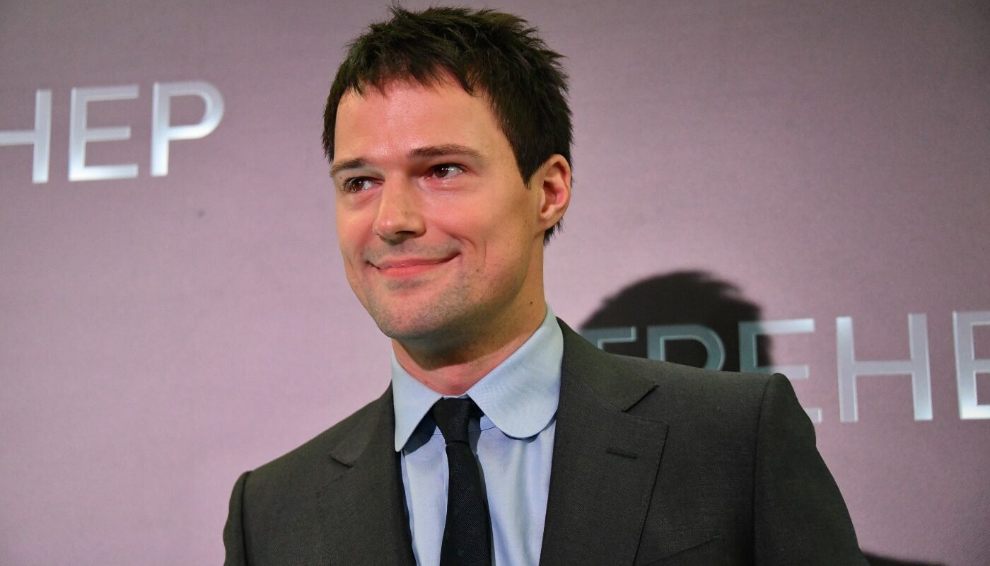 Выдает всем по 50 000! Данила Козловский попал в ту же историю, что и певица Слава