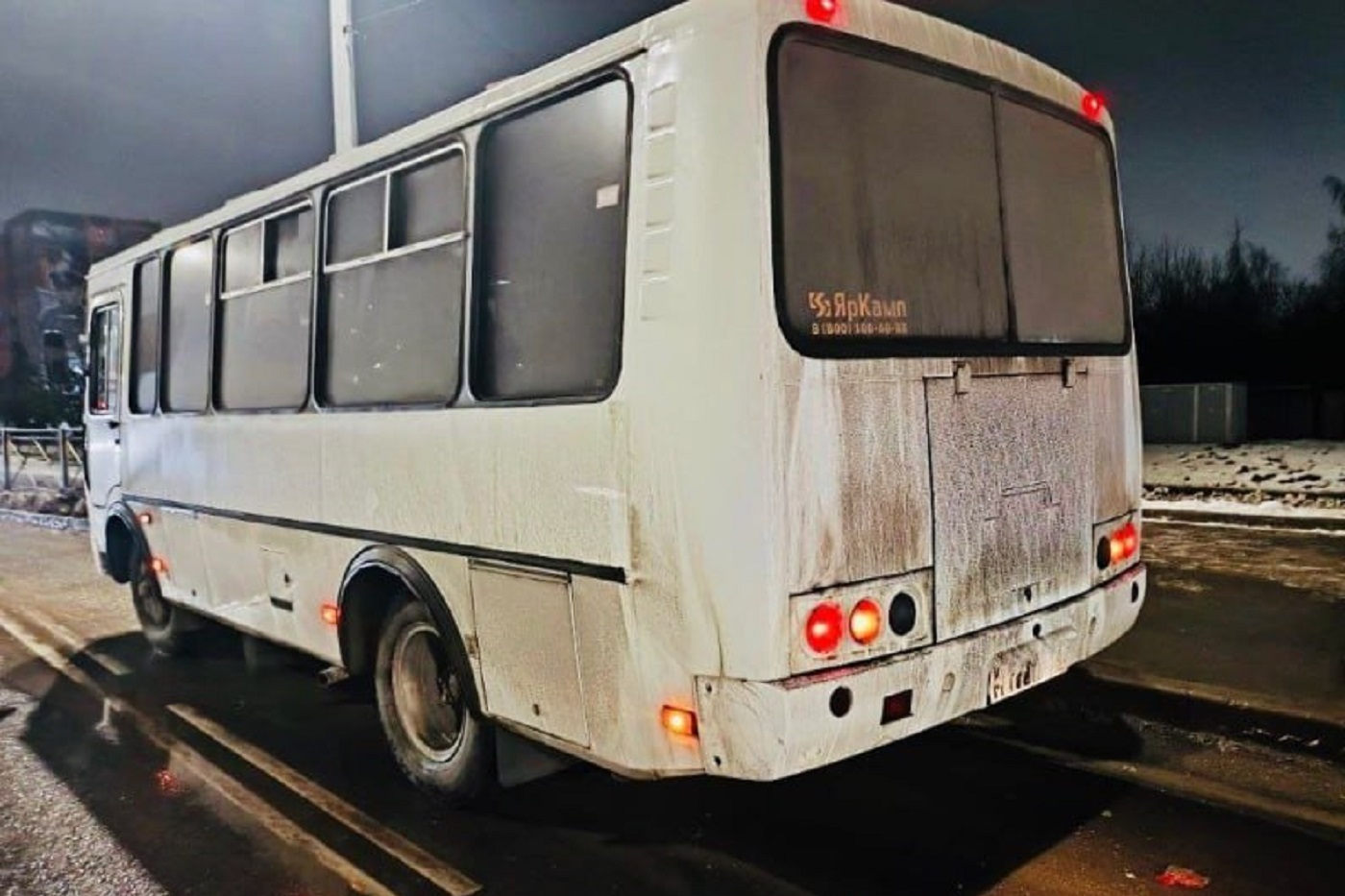 Вологжанка выпала из автобуса и угодила под автомобиль