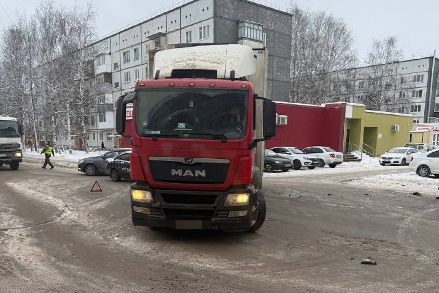 Девятилетний ребенок пострадал под колесами грузовика в Вологде