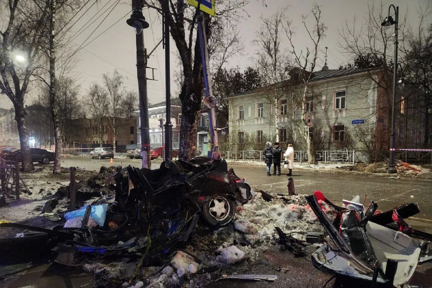Отечественный автомобиль разорвало на части в ДТП в центре Вологды