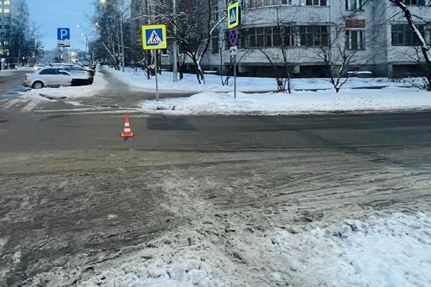 Водитель автобуса сбил женщину у поликлиники Вологды и скрылся