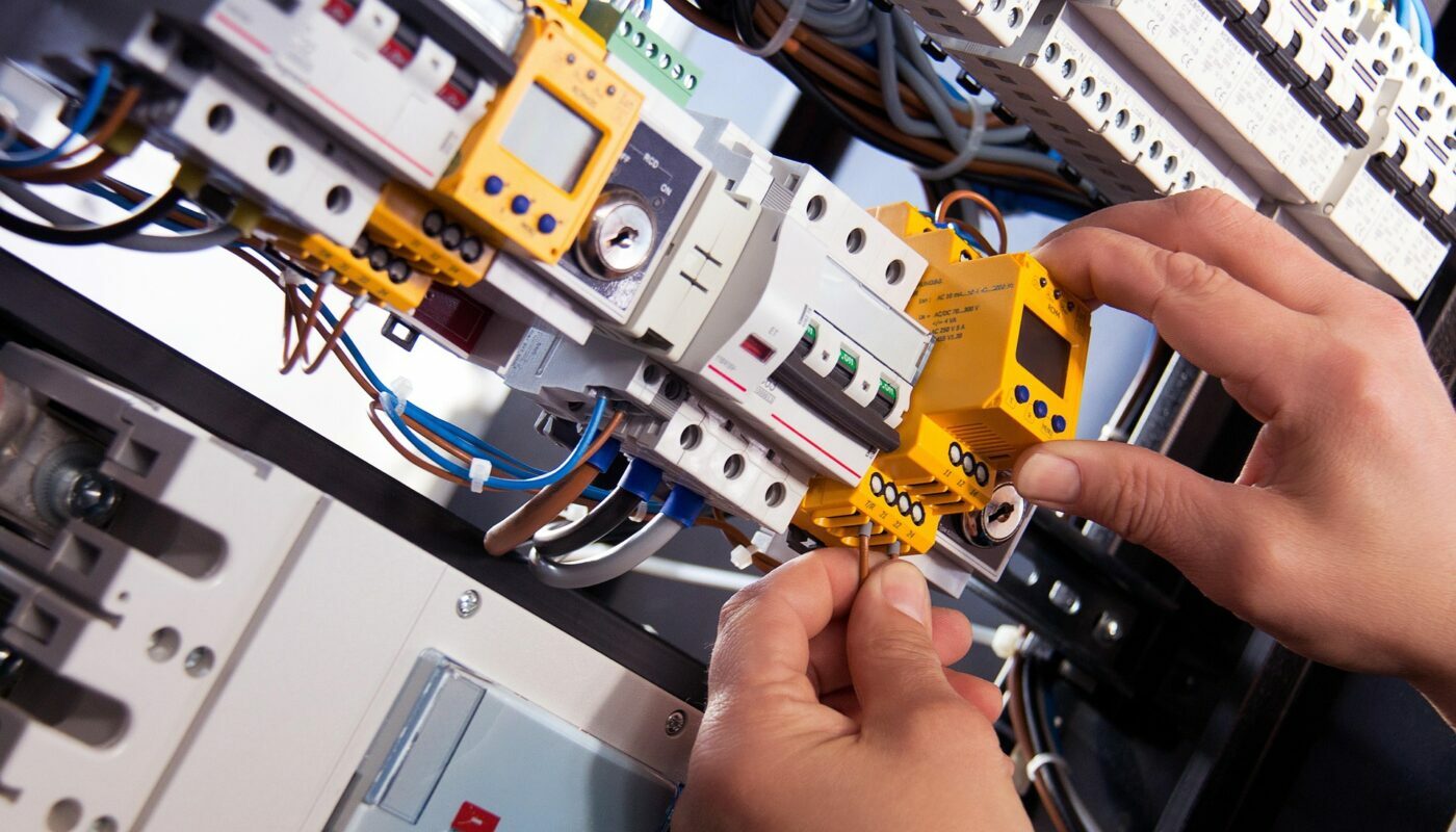 Прячем электропроводку грамотно: как использовать разные по цвету гофрированные трубы