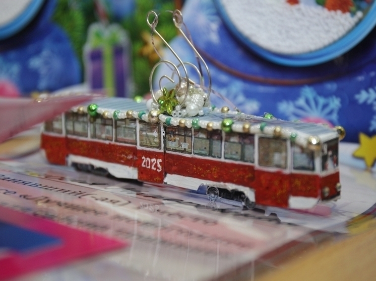 Череповецкие дети могут украсить новогодними игрушками городские трамваи