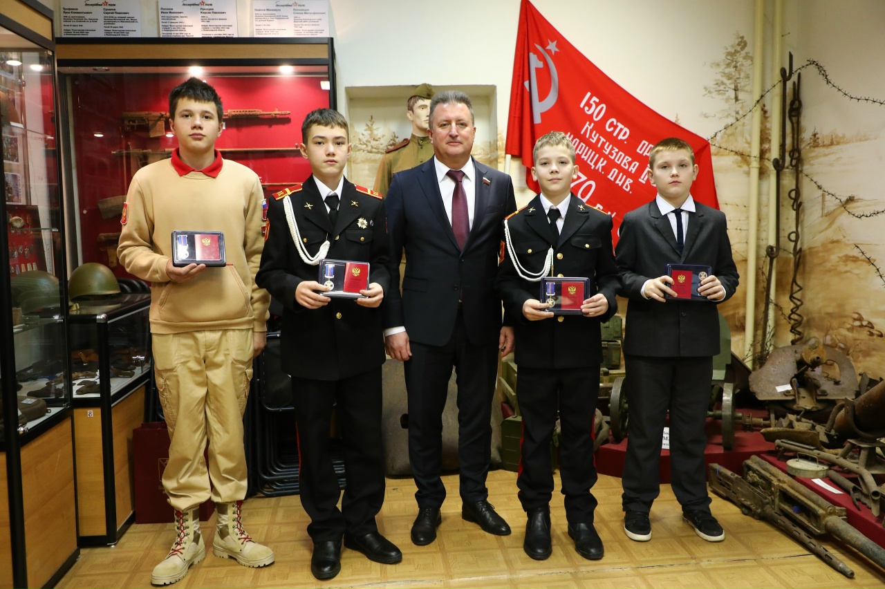 Юных вологжан наградили медалями за спасение людей