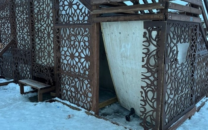 Череповецкие вандалы ежедневно ломают детские горки