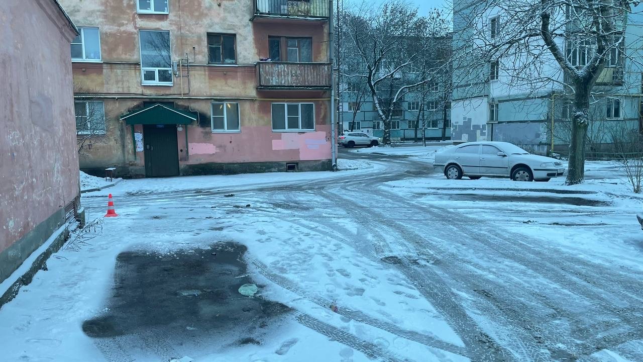 В Вологде во дворе автомобиль сбил старушку задним ходом