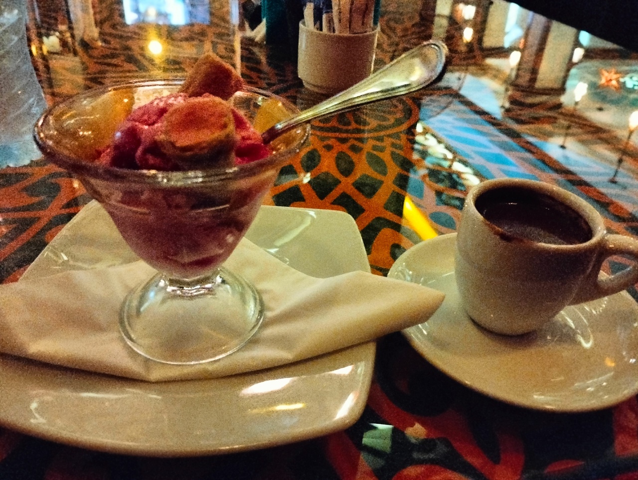 Череповчанин устроил дебош в баре и сломал диван