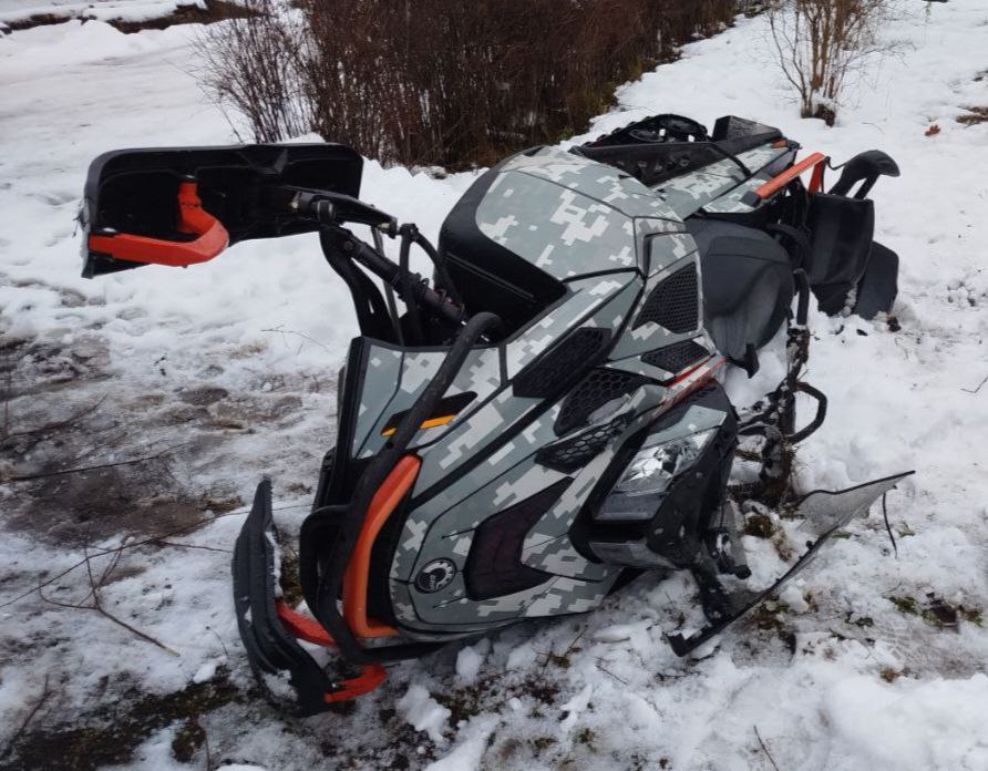 В Белозерске мужчина врезался в столб на снегоходе и погиб