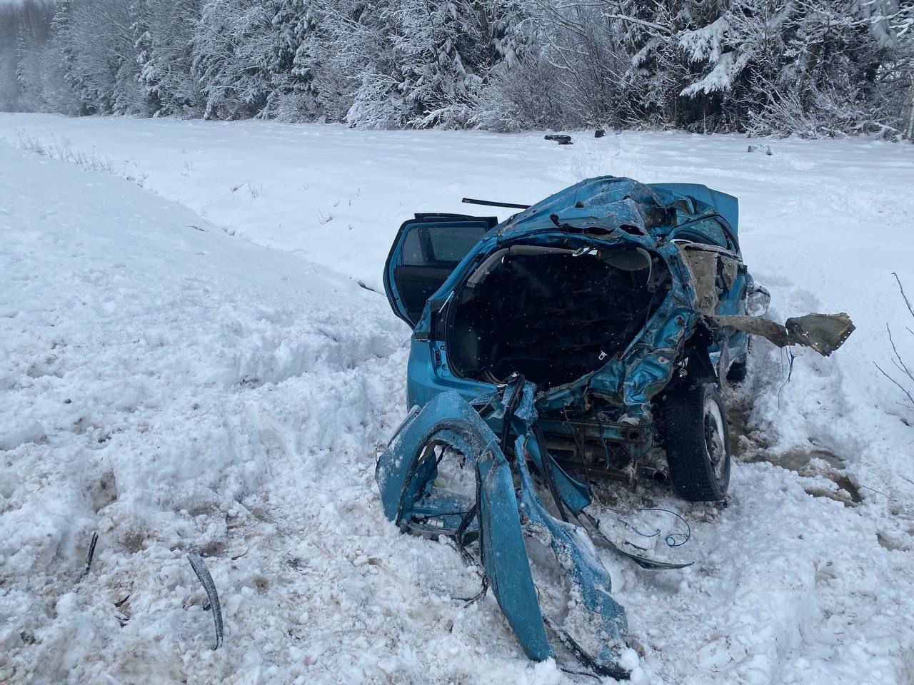 В Шекснинском округе три человека погибли в лобовом ДТП с грузовиком