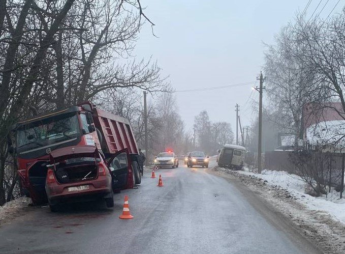 Под Череповцом в ДТП на встречке погиб водитель легковушки