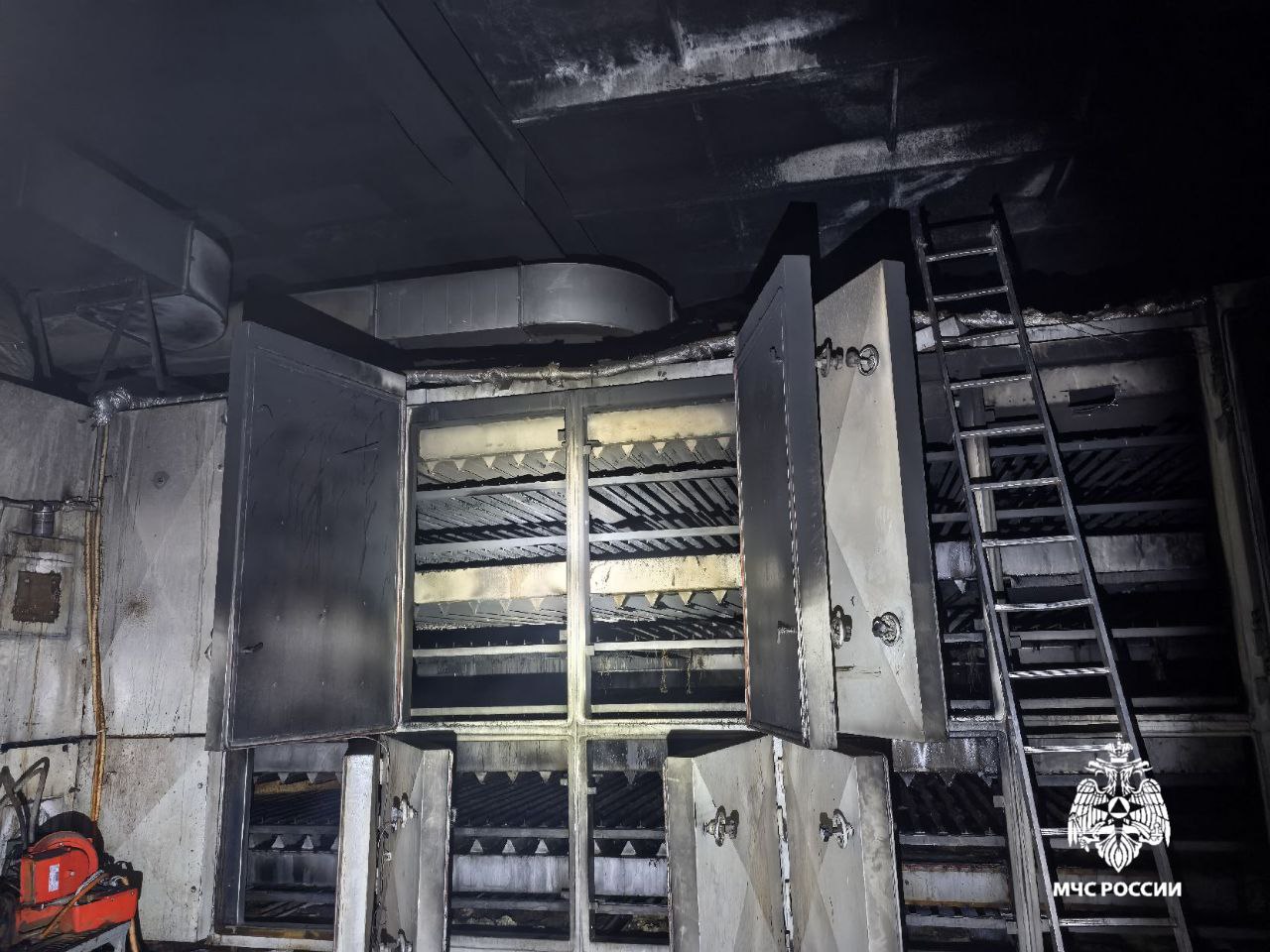 Крупный пожар случился на предприятии под Вологдой