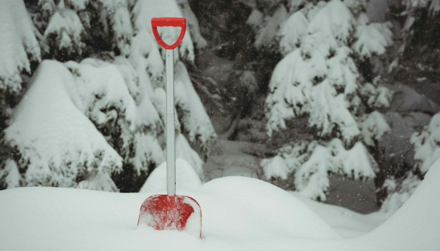 Есть ли у школы право привлекать учеников к уборке снега. Вологжанам ответил юрист