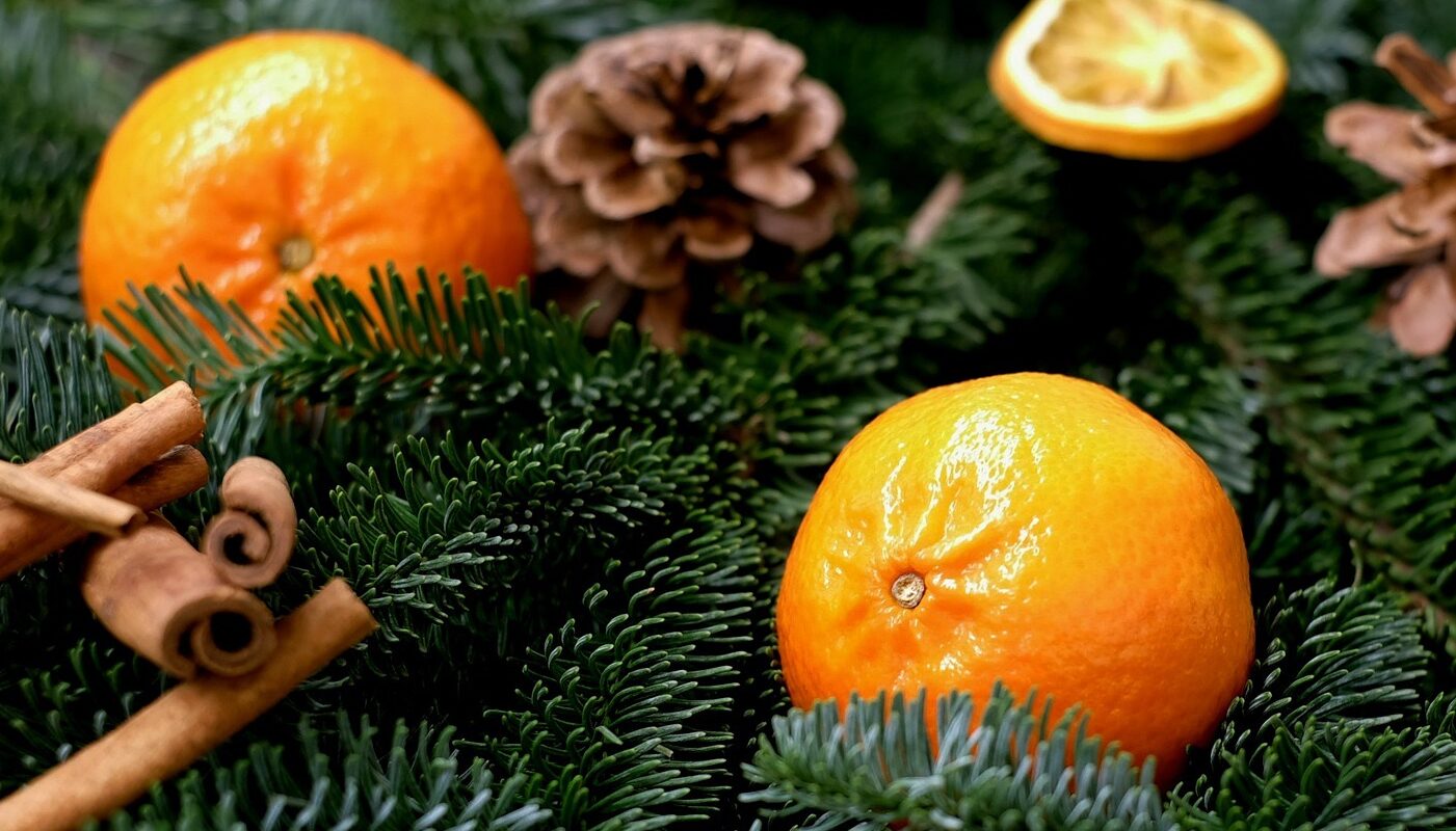 Корки от мандаринов больше не выбрасываю, а превращаю их средство для очистки кухни от жира