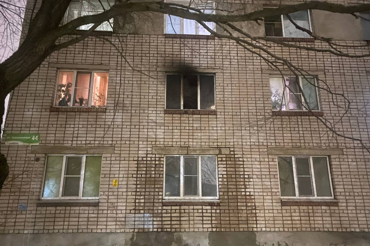 Пять человек спасли пожарные из горящего дома в Вологде