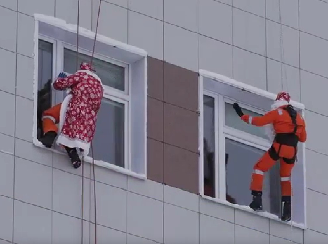 Десант Дедов Морозов высадился в Вологодской областной детской больнице