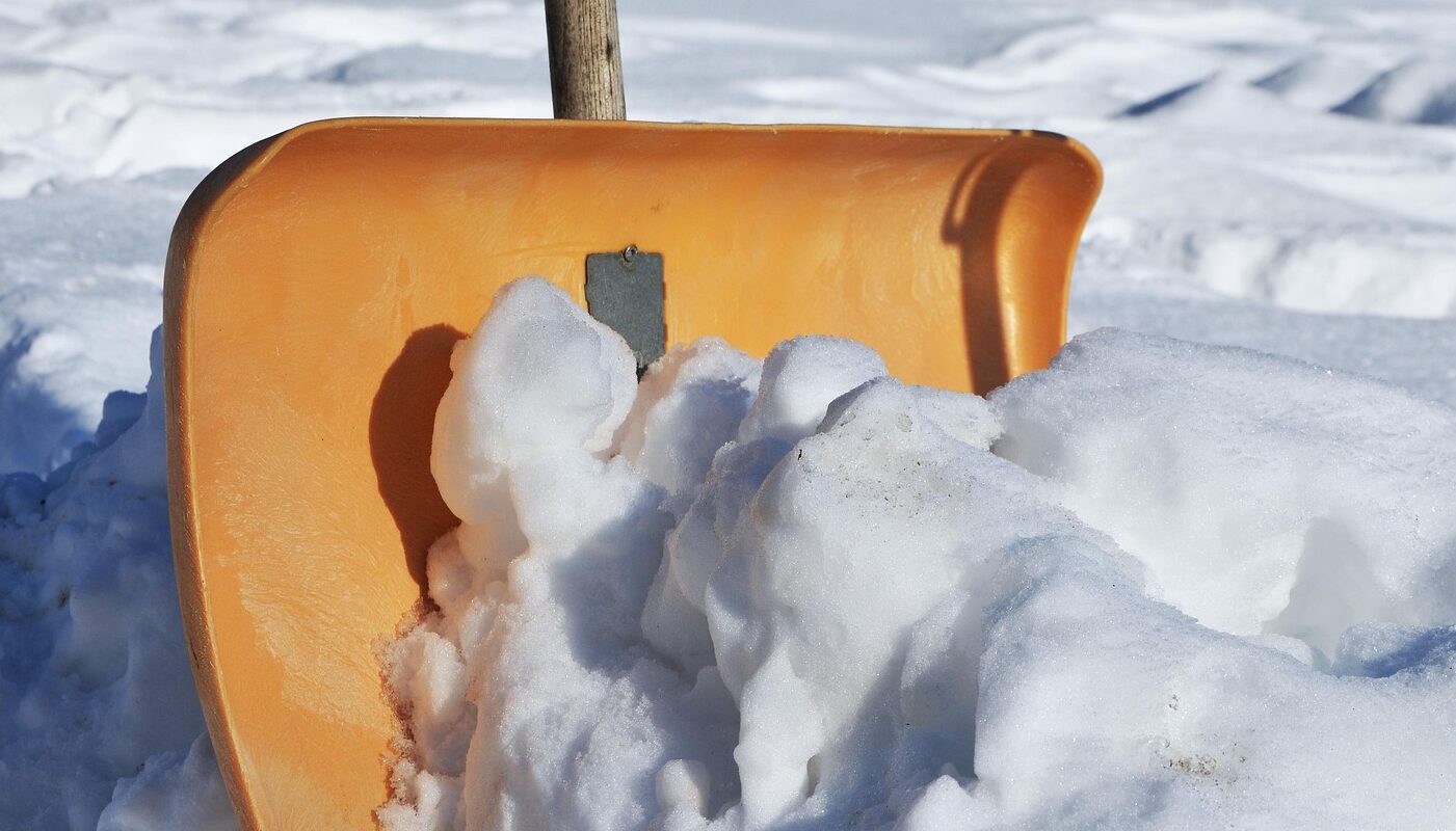 Моментально очистит дорожку от снега: домашняя смесь для борьбы с гололедом и замерзшими замками