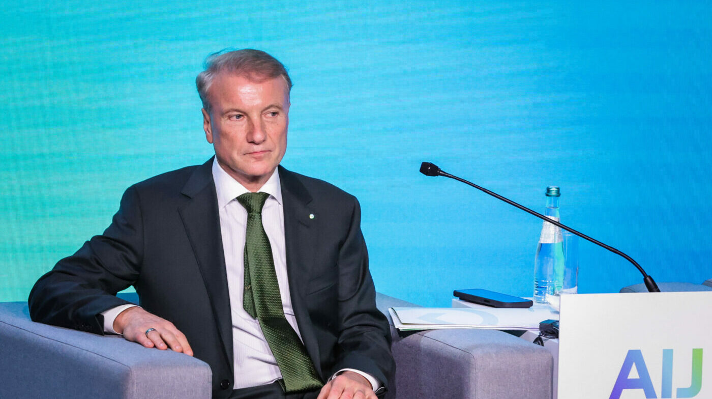 “Сбербанк” возвращает в оборот сберкнижки. Герман Греф признал одну из главных своих ошибок