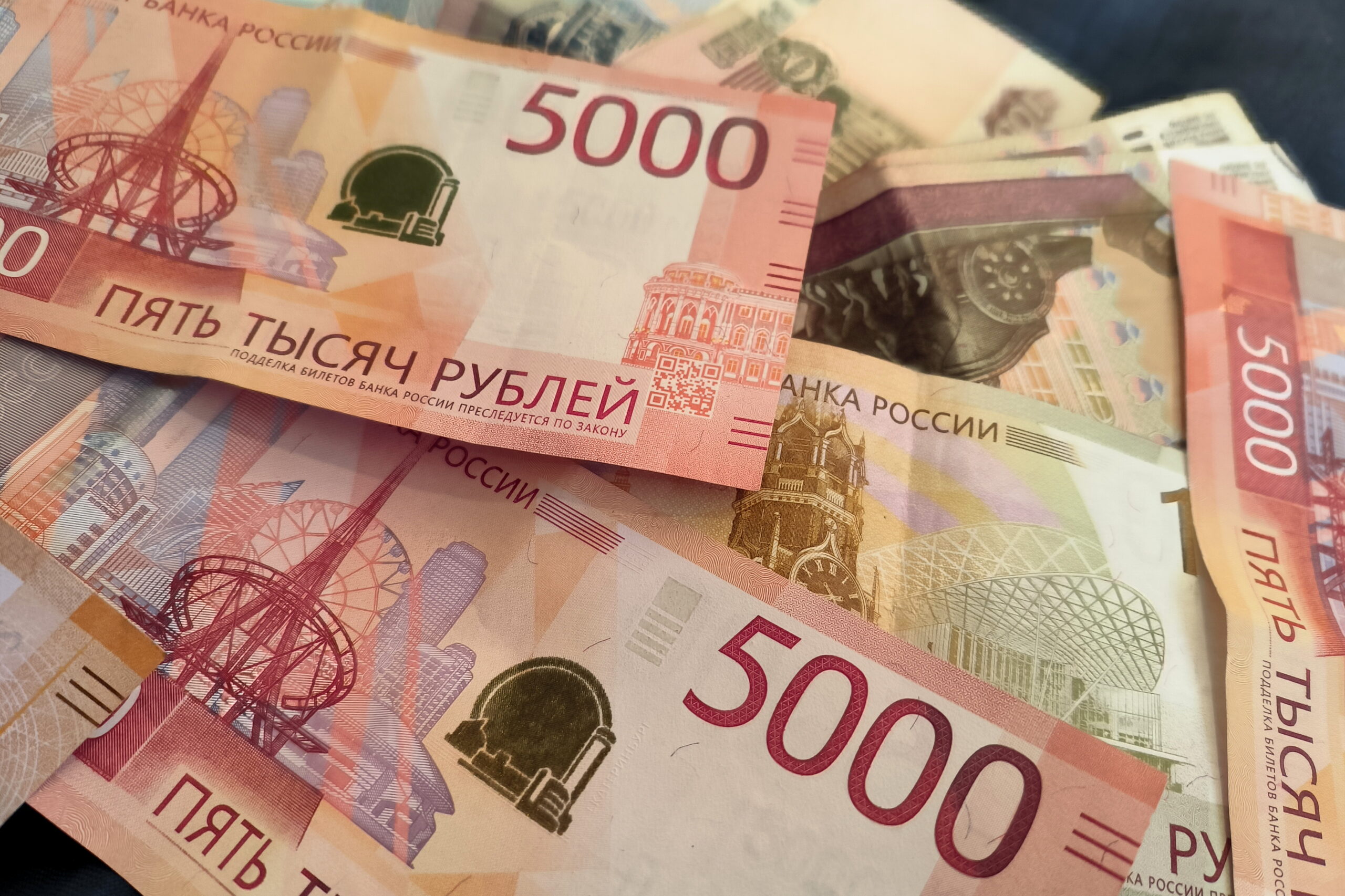 Денежный дождь и 2 квартиры: женщина получала деньги на ребенка, которого нет