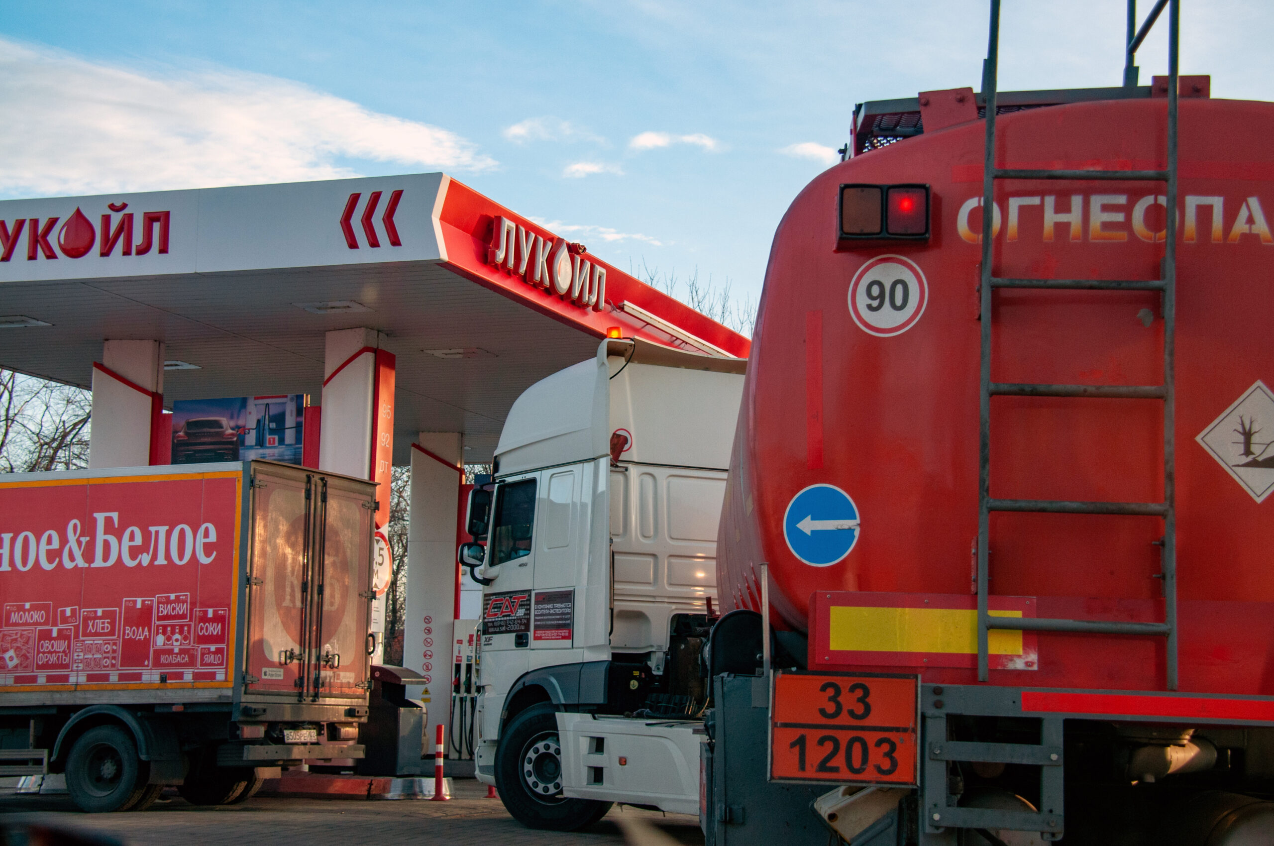 Нефть по $44 и распродажа активов «Лукойла»: как выжить бизнесу под новыми санкциями США и ЕС в 2026 году