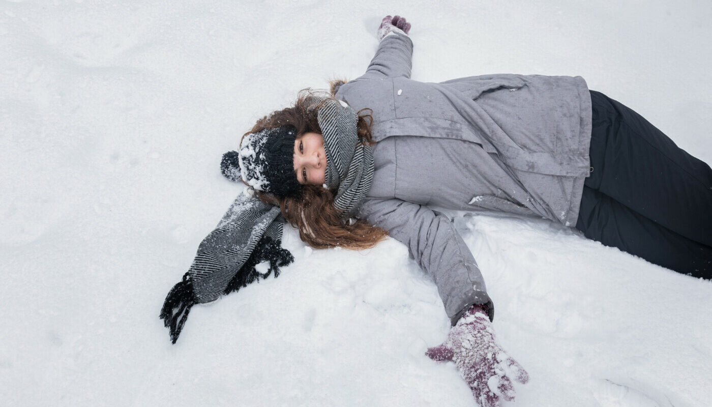 Россиянам подсказали, как извлечь выгоду из падения на скользком тротуаре