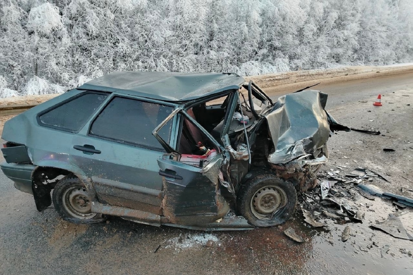 «Лада» влетела под трактор в Верховажском округе