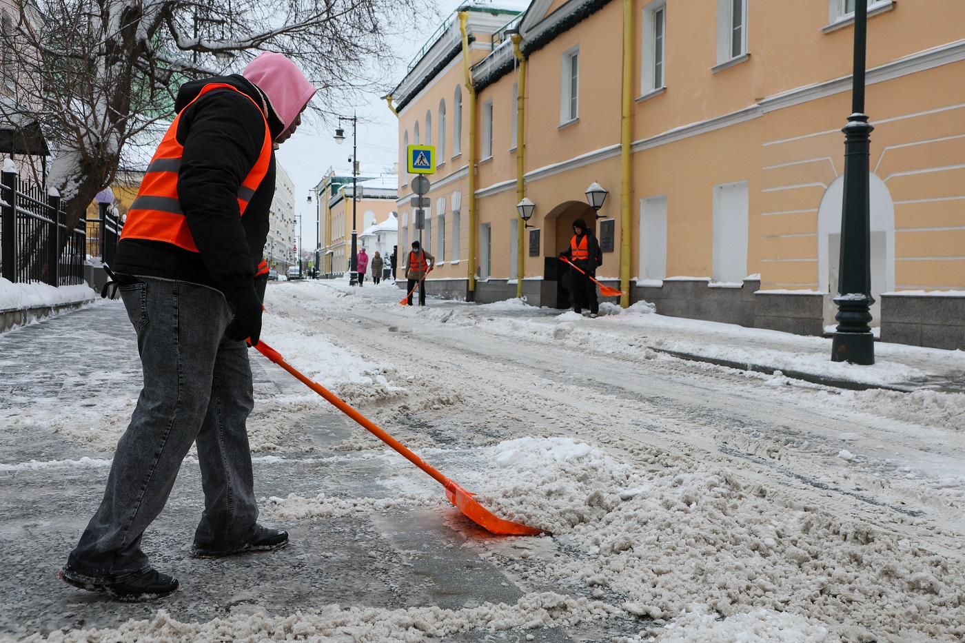 В России из-за снегопада резко выросли зарплаты дворников